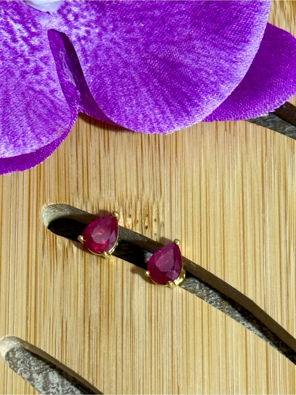 Gold-Setting Teardrop Ruby Stud Earrings - Pink